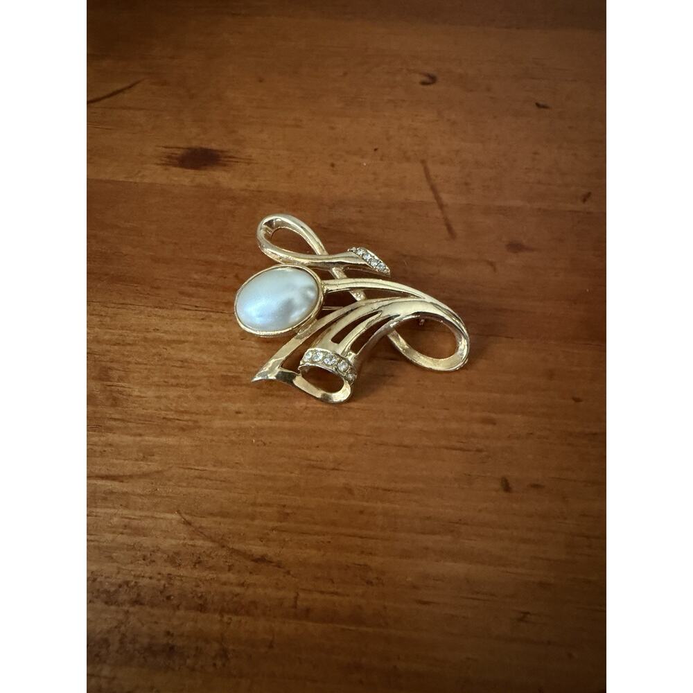 Vintage Gold Tone Faux Pearl Rhinestone Swirl Brooch Elegant Modernist Spray Pin